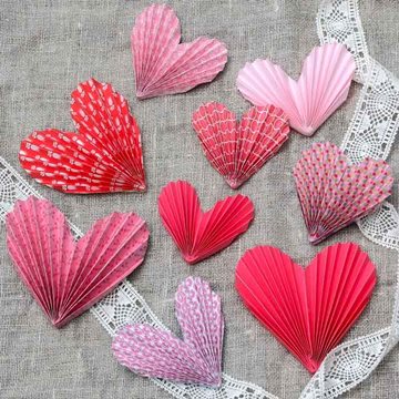 Haitaritaitoksilla taiteltuja sydämiä värikkäistä papereista